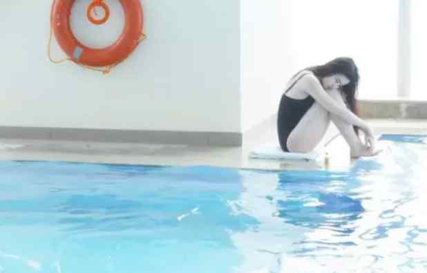 刘亦菲泳装 刘亦菲穿泳衣拍戏，当她走出水面的瞬间，这身材太震撼了