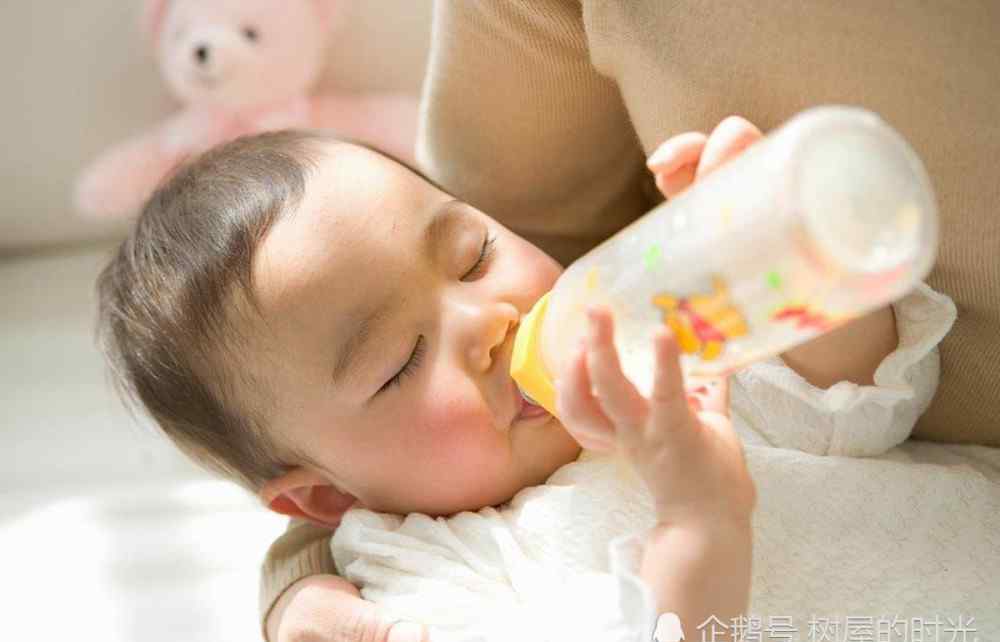 一个月宝宝喝多少奶粉 一个月大的宝宝睡前喝奶粉有什么危害？每天喝多少奶粉才合适？