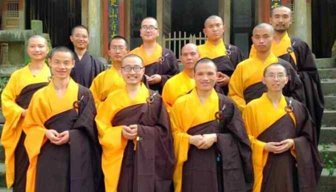 怎样皈依佛门 30名研究生的集体出家，选择皈依佛门，如今他们的生活又怎样？