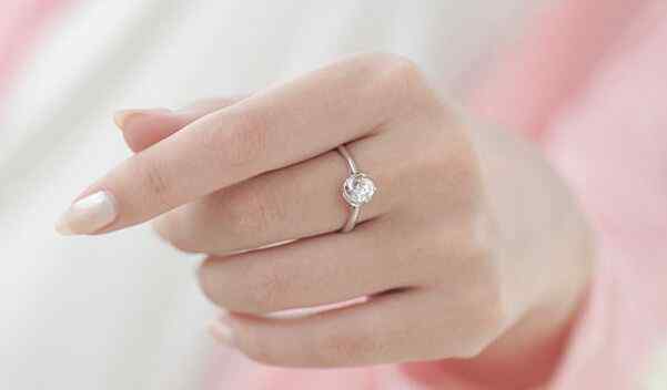 中指戴戒指什么意思女 你知道中指戴戒指什么意思嘛？