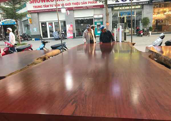 木头桌子 男子将百年木材做成一张5吨重的桌子，现要价超90万引热议