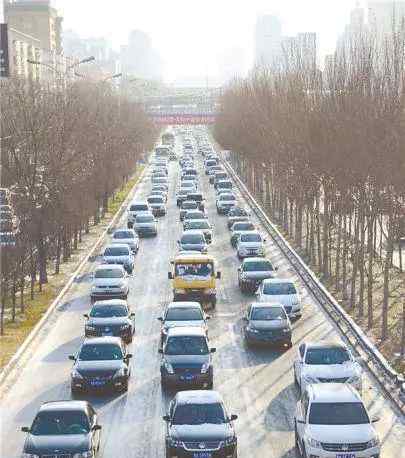 冰上开车 哈尔滨的司机们，他们在镜子般的冰面上，到底是怎么开车的？