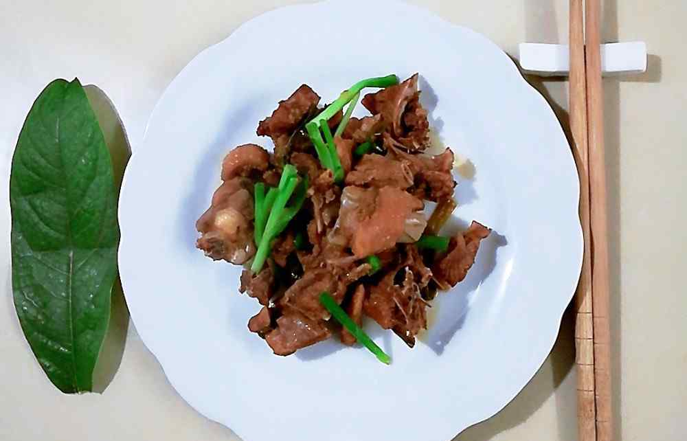 糖色怎么炒 家常菜之红烧鸭肉，老厨师教你怎么炒糖色，成品醇香诱人