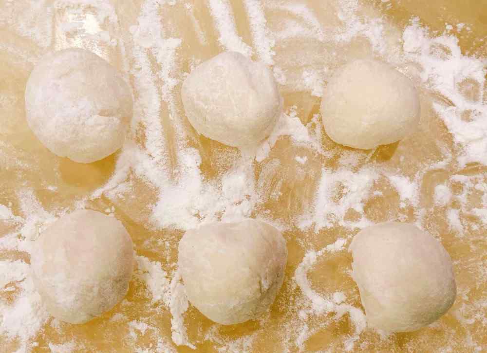 擀饺子皮的做法 做饺子皮时，最忌讳只放盐！多加1味，饺子皮又白又软，还更劲道