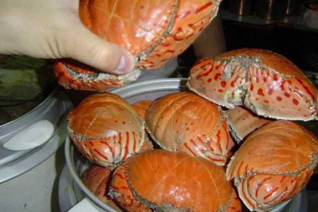 小螃蟹回家 大叔路边卖“肥螃蟹”，10元一只，顾客争着买，掰开一看：醉了！
