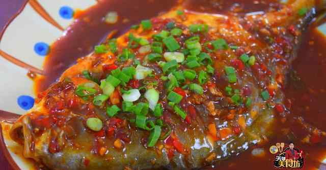 红烧金鲳鱼的做法 金鲳鱼最好吃的家庭做法，加上5种碎料做红烧鱼，上桌汤汁都不剩