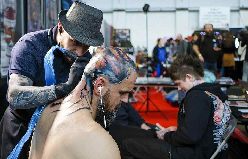 人体纹身 比利时人体艺术大会，齐聚纹身钢钉钢牙，魔幻版“小龙人”夺目