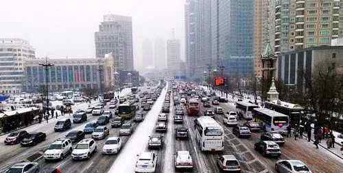 冰上开车 哈尔滨的司机们，他们在镜子般的冰面上，到底是怎么开车的？