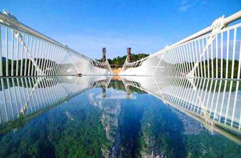 张家界玻璃桥叫停 河北全省玻璃桥项目被封闭，景区苦不堪言，游客却纷纷拍手称赞