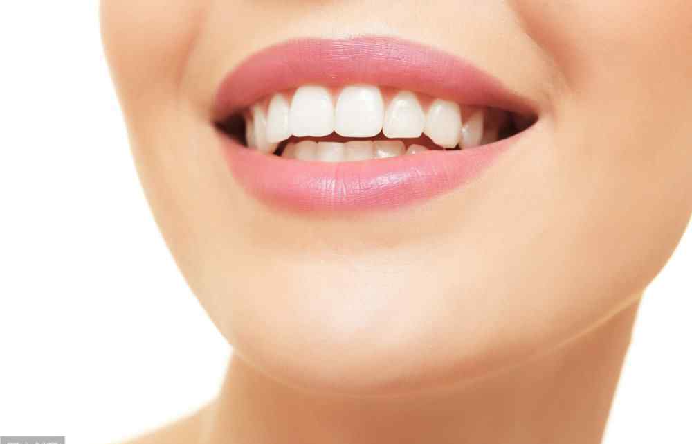 牙齿矫正的方法 让人闻风丧胆的牙齿黑三角，比蛀牙更可怕！修复方法来了