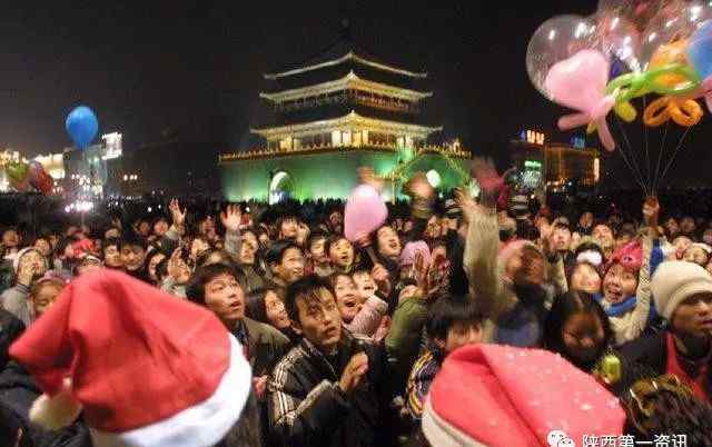 西安平安夜 那些年的西安平安夜，无数人都涌向钟楼，小寨