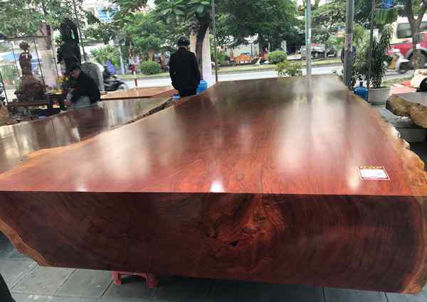 木头桌子 男子将百年木材做成一张5吨重的桌子，现要价超90万引热议