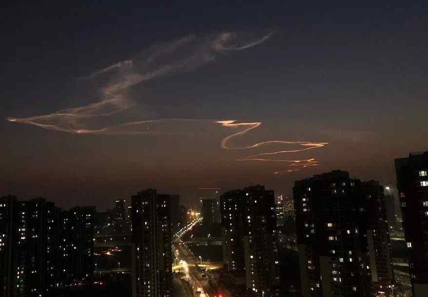 天上出现龙是怎么回事 北京、河北上空出现龙状云，有多名目击者，专家解释并非自然现象