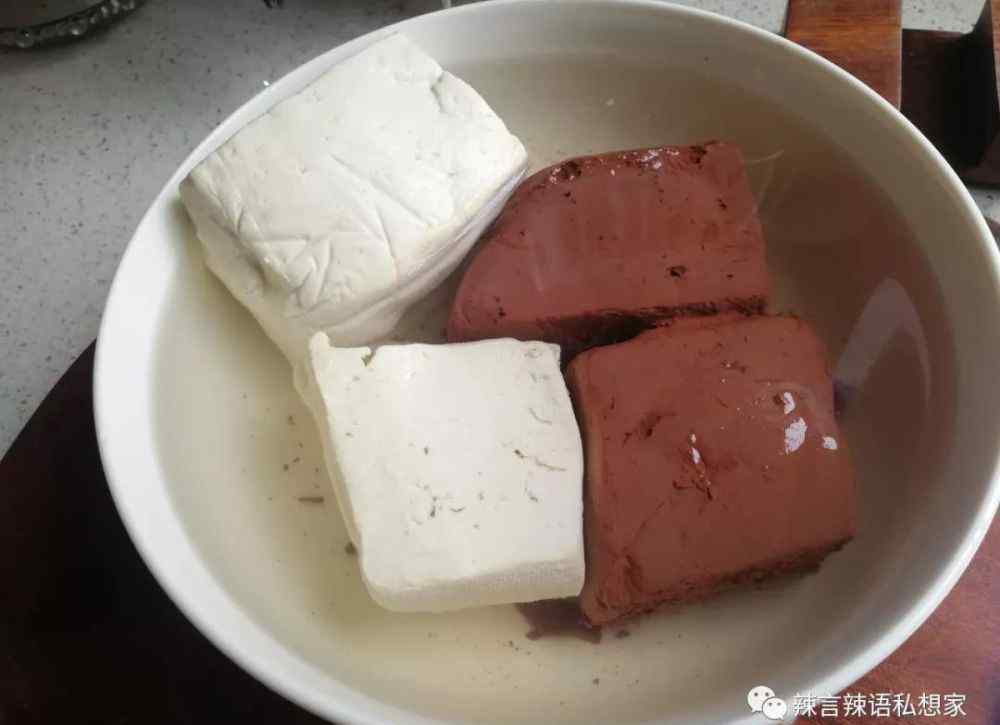 猪血豆腐的做法 想给孩子们补铁补血，那就吃碗猪血滚豆腐，做法超简单
