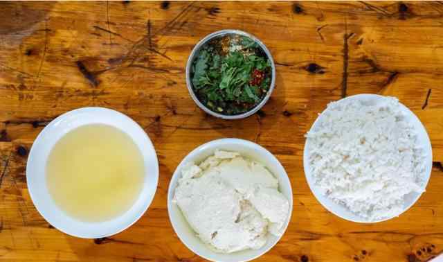 富顺豆花 到自贡必吃的富顺豆花，裹上蘸水配上米饭，这味道简直绝了！