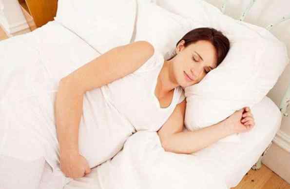 孕晚期右侧睡觉对胎儿有什么影响 怀孕后为何一定要左侧睡？孕妇一知半解，可能会坑了自己伤了胎儿