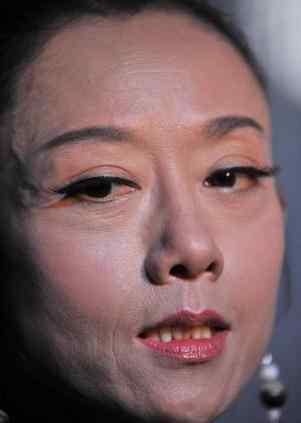 58岁杨丽萍现身活动现场 杨丽萍真实的吓人素颜照片，54岁杨丽萍长指甲吓人图