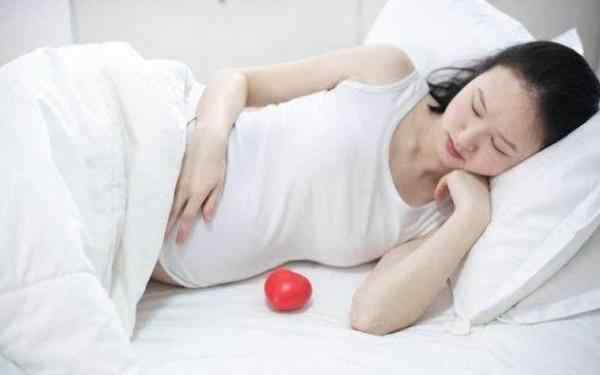 孕晚期右侧睡觉对胎儿有什么影响 怀孕后为何一定要左侧睡？孕妇一知半解，可能会坑了自己伤了胎儿