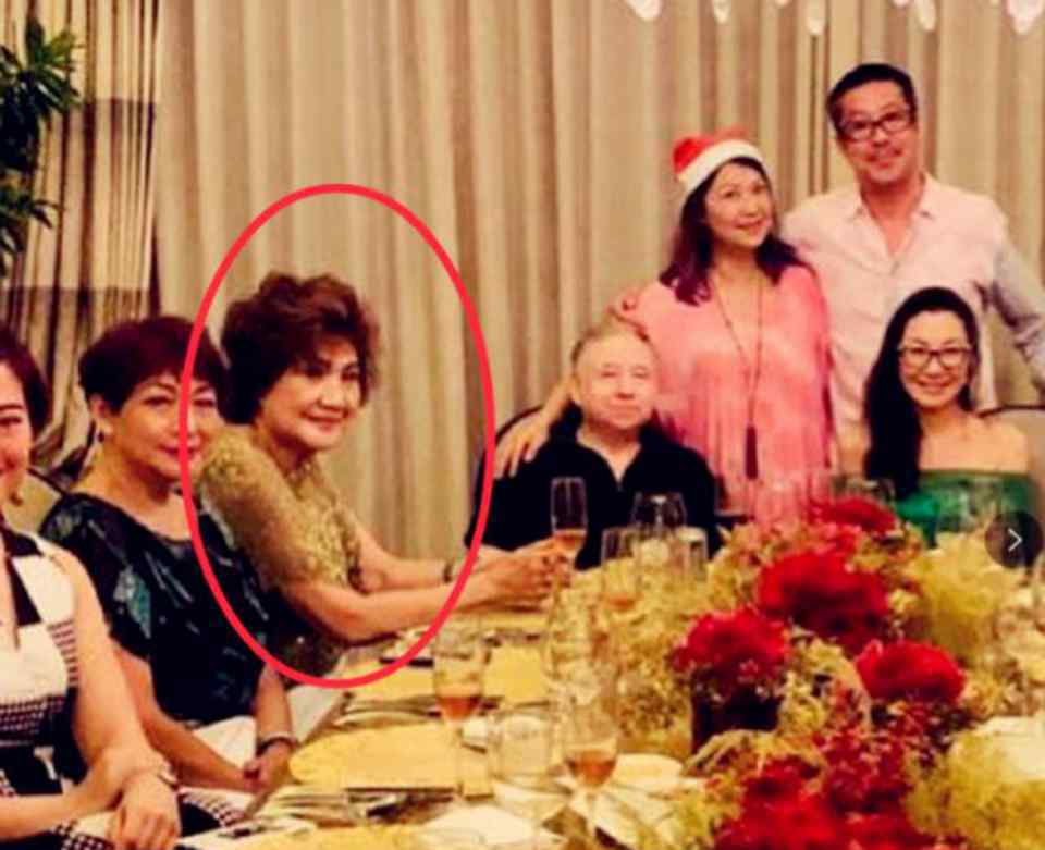 杨紫琼007 杨紫琼与79岁妈妈似姐妹，73岁法拉利总裁老公依偎在旁甜蜜爆表