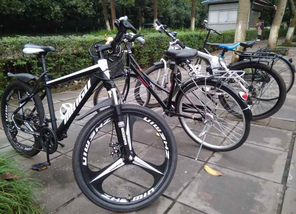 奔驰自行车 重庆一大学校园现价值60万“奔驰自行车” 时速跑300公里