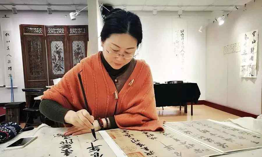王珉背景 为什么越来越多的女性选择学书法？