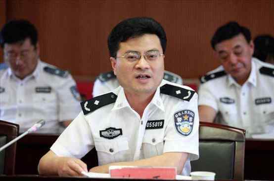 中国警服 什么级别警察可以穿白警服？警察制服颜色有过哪些变更