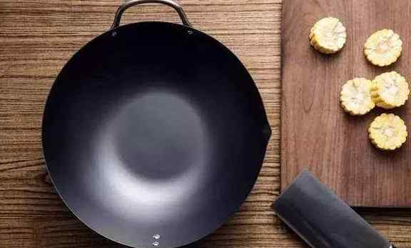炒菜锅哪种好 “生铁锅”与“熟铁锅”原来区别这么大！家里炒菜用哪种锅比较好呢？