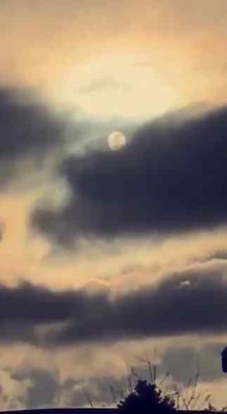 英国天空网 英国中东部天空中出现两个“月亮”，网友们猜测纷纷