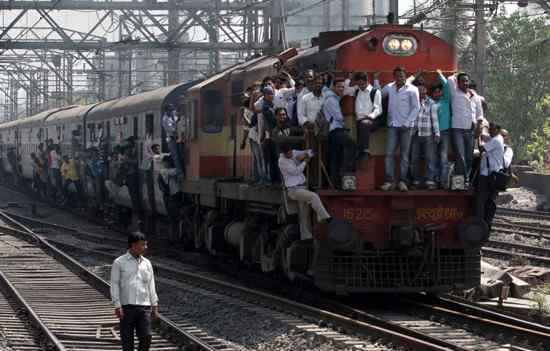 印度火车票 印度的火车为何那么多乘客？印度火车为什么不关门能挂人