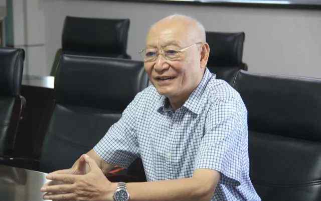 哪里需要哪里搬上一句 从机械制造到结缘光学 他说自己是“革命一块砖，哪里需要哪里搬”