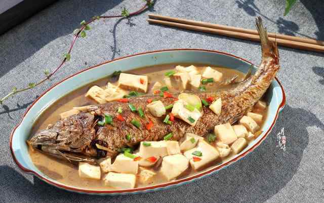 红烧鱼怎么做好吃 春节年菜红烧鱼怎么做好吃？网上那么多招，还是奶奶祖传的最管用
