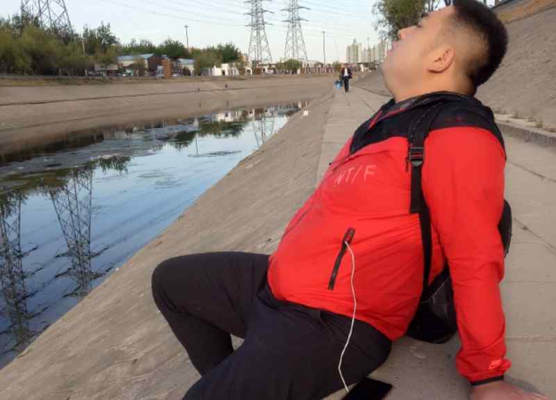 何其龙 有种“搞笑派”叫易烊千玺助理，冒扣工资风险猜测老板心情，真大胆！