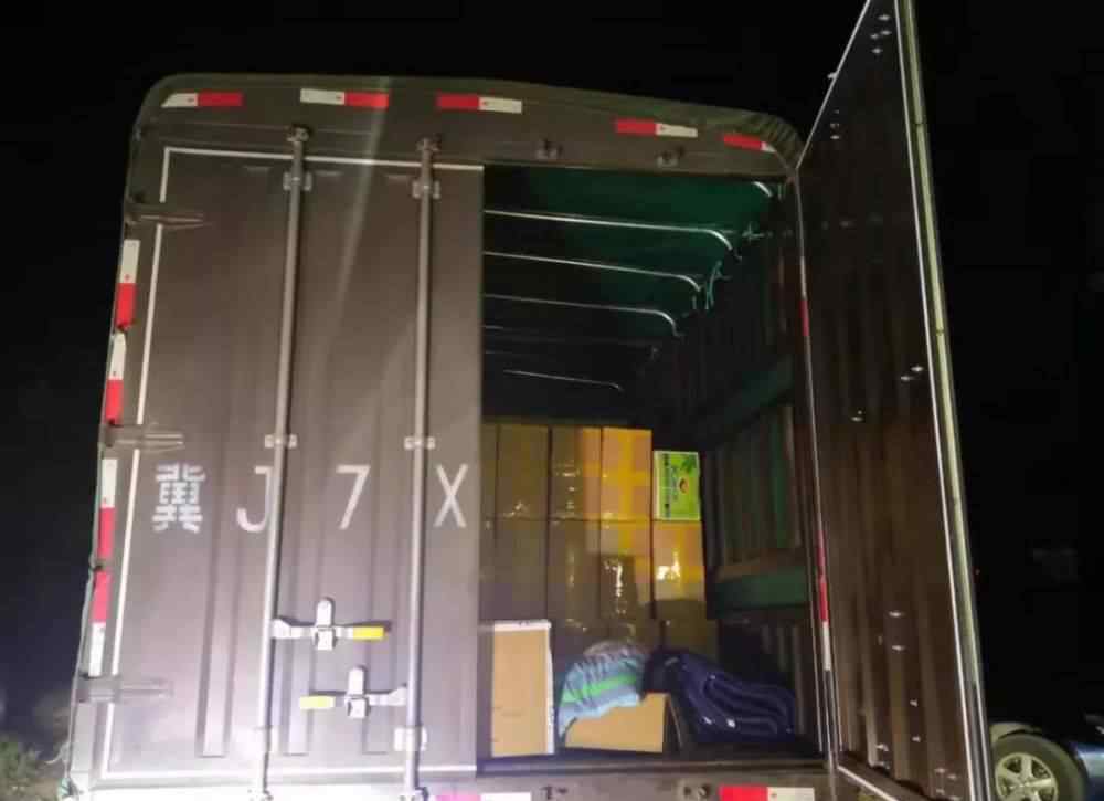 东方烟草报 深夜围剿走私假烟，一场西南边境线上的较量！