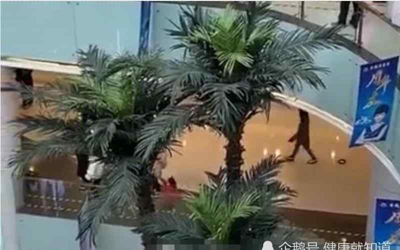 武汉砍人事件 武汉一商场发生外卖小哥伤人事件，警方控制，该楼层也被封锁