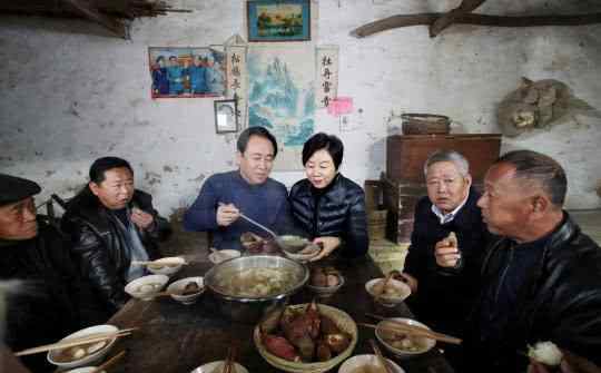 中国首富许家印的老婆 许家印妻子丁玉梅照片，回家探亲罕见露真容