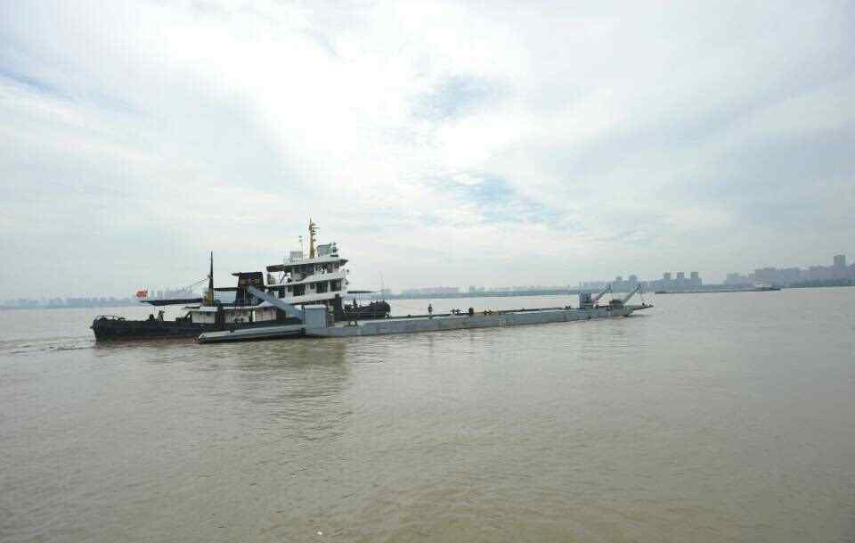 趸船 武汉最大趸船废弃5年,被强制迁移