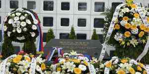 中国大使馆 让人热泪盈眶！被炸中国大使馆前现在摆满鲜花