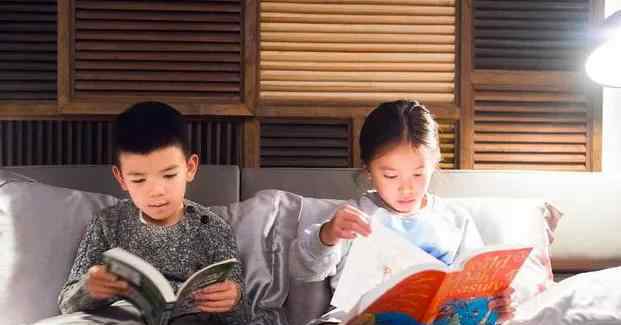 王子京 刘涛女儿带弟弟夜读，王紫嫣认真翻书，王子京和姐姐一样全神贯注