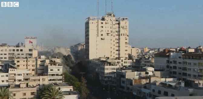 外媒记者在加沙直播突遇空袭低头走出镜头身后大楼被炸毁 究竟发生了什么?