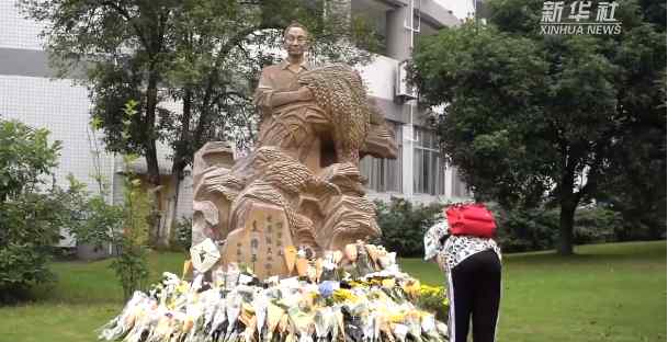 袁隆平雕像前布满花海 师生冒雨悼念 真相到底是怎样的？