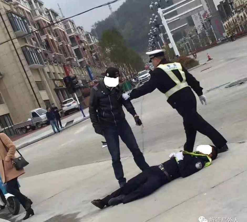 闯红灯将交警打昏：骑在辅警身上“左右开弓”
