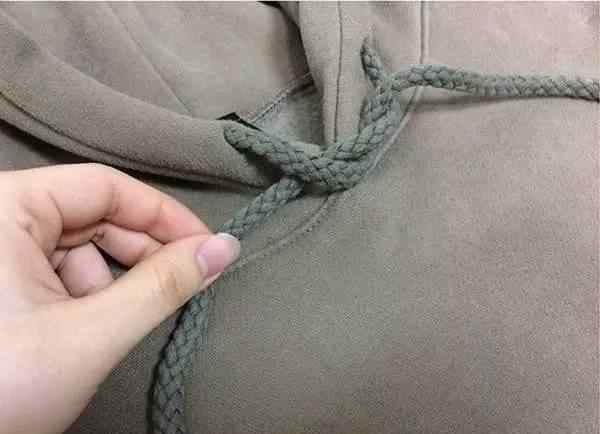 卫衣帽绳打结方法图解你的连帽卫衣又有新玩法来跟泫雅学打结