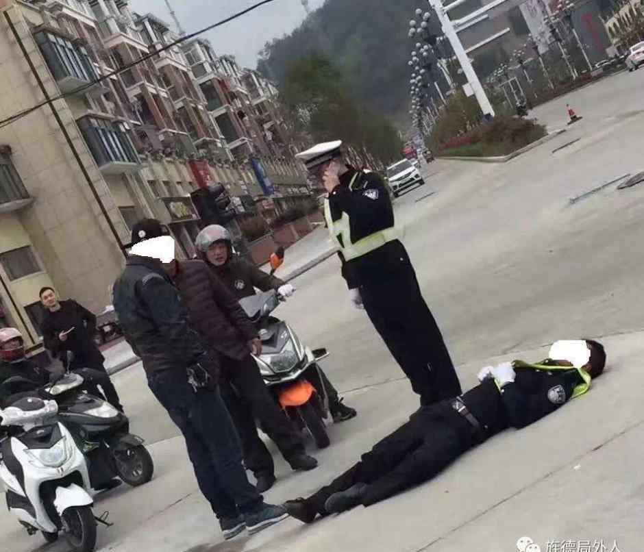 闯红灯将交警打昏：骑在辅警身上“左右开弓”
