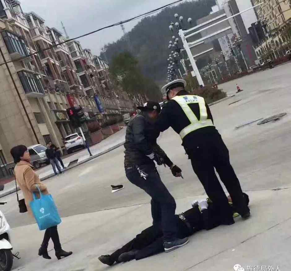闯红灯将交警打昏：骑在辅警身上“左右开弓”