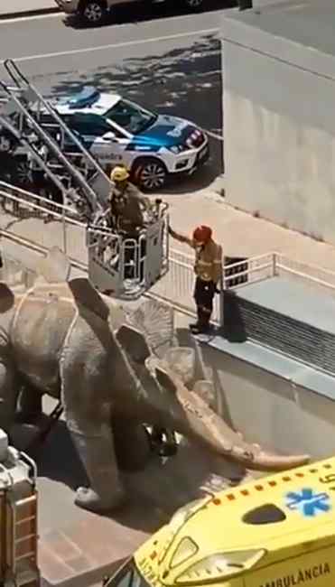 西班牙一恐龙雕像内发现男尸 警方猜测原因 匪夷所思！