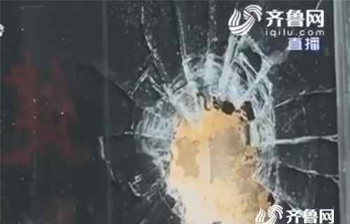 足疗店女老板被男子持刀砍伤 民警开枪将其制服文章配图