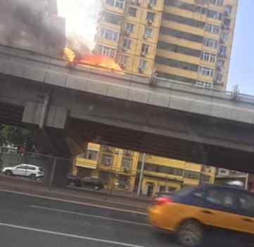 北京紫竹桥附近一轿车自燃 火已扑灭现场已清理