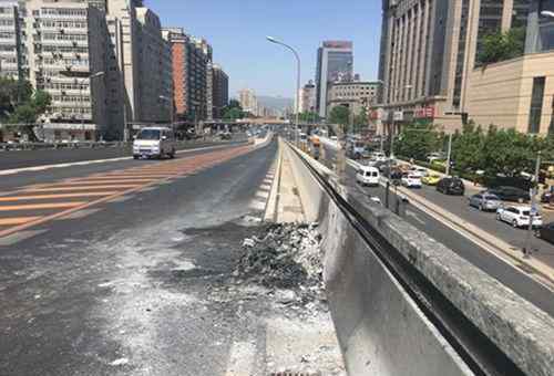 北京紫竹桥附近一轿车自燃 火已扑灭现场已清理