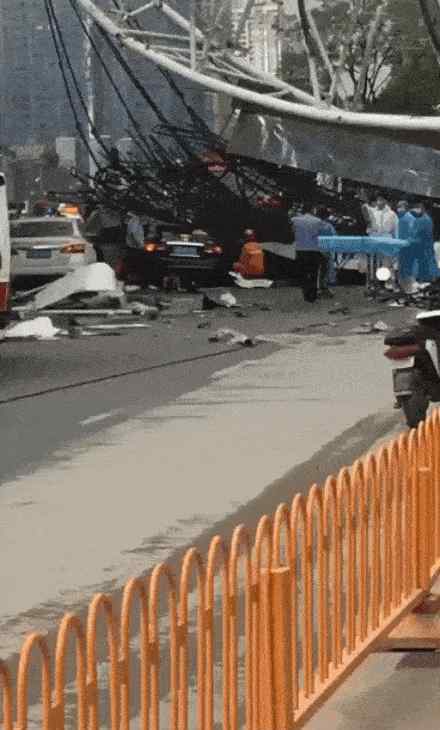 和平大道 突发！武汉和平大道一工地塔吊倒塌，有车辆被砸，多人受伤