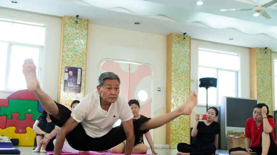 杭州老大爷教授瑜伽 幼儿园开课备受欢迎